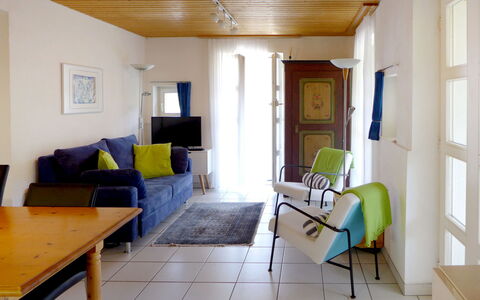 Wychel: Table, Meubles, Cadre, Fenêtre, Bleu Azur, Canapé, Bâtiment, Bois, Lampe, Confort