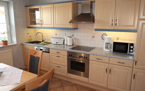 Tjarks: Cabinetry, Evier, Évier, Comptoir, Meubles, Robinet, Fenêtre, Cuisine, Bois, Bâtiment