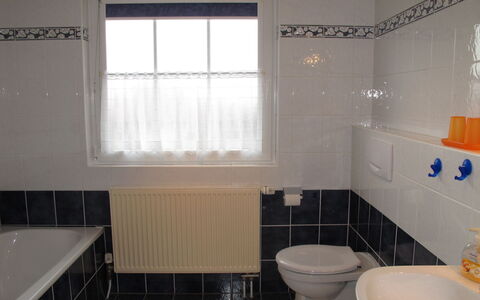 Tjarks: Propriété, Luminaire Plomberie, Évier, Fenêtre, Robinet, Lavabo, Salle De Bains, Violet, Design Intérieur
