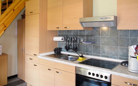 Zum Katzengrund i: Cabinetry, Comptoir, Pièce, Cuisine, Propriété, Meubles, Jaune, Design Intérieur, Plafond, Bâtiment