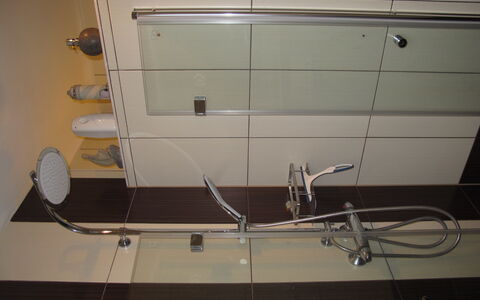 Scholz: Luminaire Plomberie, Bois, Salle De Bains, Sol, Rectangle, Robinet, Sol, Gaz, Bâtiment, Cabinetry
