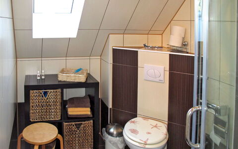 Scholz: Salle De Bains, Pièce, Propriété, Toilette, Luminaire Plomberie, Architecture, Sol, Maison, Meubles, Bâtiment