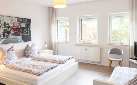 Am Walde: Lit, Meubles, Design Intérieur, Chambre, Literie, Mur, Drap De Lit, Sol, Sol, Bois