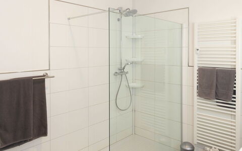 Am Walde: Sol, Design Intérieur, Sol, Luminaire Plomberie, Salle De Bains, Douche, Plomberie, Porte De Douche, Tete De Douche, Tuile