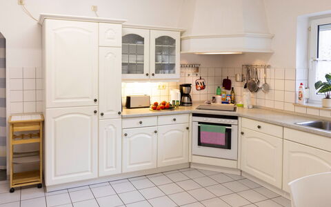 Am Walde: Cuisine, Design Intérieur, Sol, Cabinetry, Comptoir, Appareil De Cuisine, Principaux Appliance, Plafond, Sol, Meubles