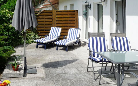 Am Walde: Propriété, Patio, Meubles, Maison, Bâtiment, Immobilier, Pièce, Porche, Chaise, Arrière-Cour