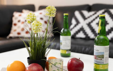 Am Walde: Bouteille, Vaisselle, Table, Bouteille En Verre, Drinkware, Meubles, Aliments, Pot De Fleur