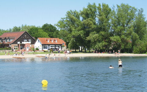 Seeblick: Ciel, Propriété, Plante, Arbre, Bâtiment, Lot Terre, Pente, Ombre, Asphalte, Bois