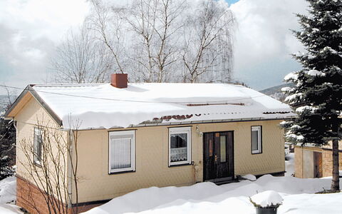 Steinbach-Hallenberg 609: Nuage, Bâtiment, Neige, Ciel, Propriété, Fenêtre, Maison, Arbre, Branche, Chalet