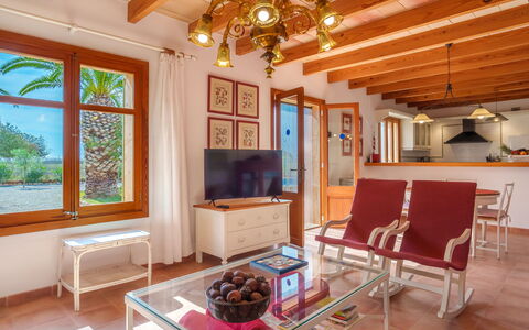 Marina: Meubles, Propriété, Bâtiment, Bois, Éclairage, Fenêtre, Design Intérieur, Salon, Canapé, Sol