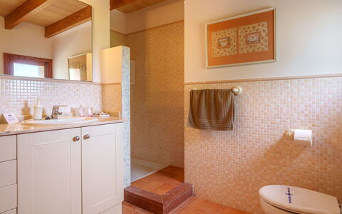 Marineta: Propriété, Cabinetry, Bois, Design Intérieur, Salle De Bains, Bâtiment, Sol, Sol, Luminaire Plomberie, Toilette