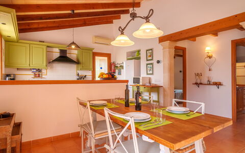 Marineta: Meubles, Propriété, Table, Comptoir, Bois, Orange, Design Intérieur, Cuisine, Cabinetry, Sol
