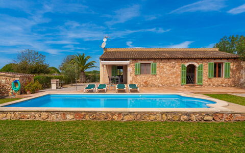 Marineta: Nuage, Plante, Ciel, Bâtiment, L'Eau, Bleu Azur, Arbre, Piscine, Fenêtre, Maison