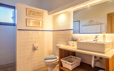 Marinassa: Luminaire Plomberie, Propriété, Miroir, Robinet, Évier, Bâtiment, Armoire De Toilette, Design Intérieur, Bois, Salle De Bains