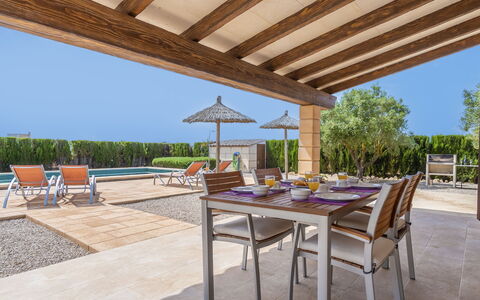 Marinassa: Propriété, Table, Ombre, Ciel, Plante, Bois, Pot De Fleur, Design Intérieur, Architecture, Mobilier De Jardin