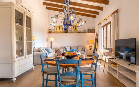 Marinassa: Meubles, Propriété, Table, Bois, Chaise, Design Intérieur, Éclairage, Salon, Canapé, Sol