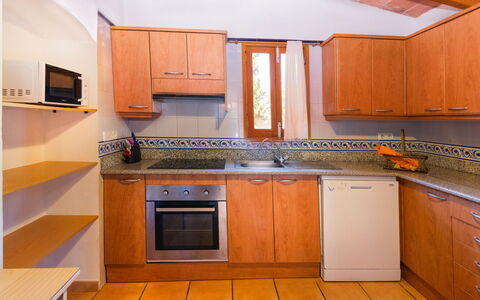 Ses Sitjoles: Cabinetry, Comptoir, Bâtiment, Meubles, Evier, Cuisinière, Évier, Appareil De Cuisine, Cuisine, Bois