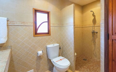 Ses Sitjoles: Luminaire Plomberie, Propriété, Salle De Bains, Bâtiment, Siège De Toilette, Violet, Toilette, Design Intérieur, Bois