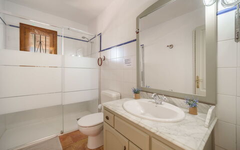 Can Soler: Salle De Bains, Design Intérieur, Luminaire Plomberie, Sol, Lavabo, Évier, Sol, Cabinetry, Armoire De Toilette, Siège De Toilette
