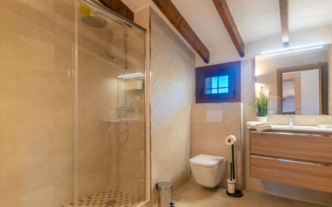 Can Amagat: Bâtiment, Luminaire Plomberie, Propriété, Salle De Bains, Robinet, Tete De Douche, Design Intérieur, Maison, Sol