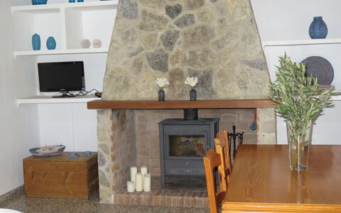 S'Almunia: Foyer, Cheminée, Pièce, Propriété, Meubles, Salon, Design Intérieur, Table, Mur, Maison