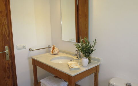S'Almunia: Pièce, Propriété, Meubles, Salle De Bains, Évier, Bâtiment, Design Intérieur, Lavabo, Maison, Sol