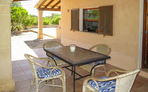 S'Almunia: Table, Meubles, Propriété, Plante, Chaise, Bâtiment, Bois, Design Intérieur, Ombre, Mobilier De Jardin