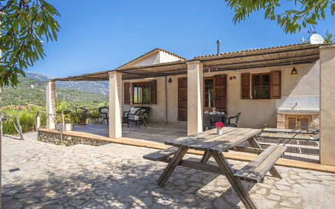 Es Puig Mancor: Ciel, Plante, Bâtiment, Ombre, Fenêtre, Bois, Arbre, Lot Terre, Chalet, Mobilier De Jardin