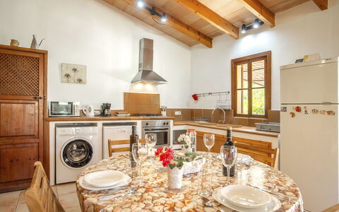 Es Puig Mancor: Propriété, Cabinetry, Table, Meubles, Comptoir, Plante, Vaisselle, Bois, Cuisine, Éclairage