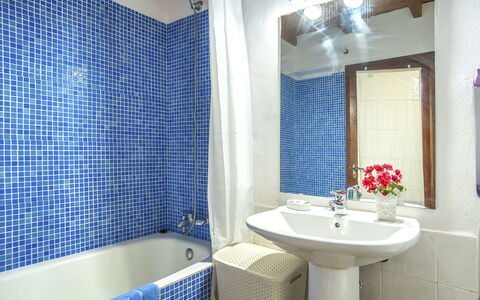 Es Puig Mancor: Miroir, Robinet, Luminaire Plomberie, Évier, Propriété, Bleu, Violet, Bleu Azur, Salle De Bains, Bâtiment