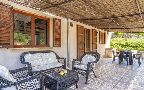 Es Puig Mancor: Meubles, Propriété, Fenêtre, Bâtiment, Design Intérieur, Plante, Table, Architecture, Bois, Ombre