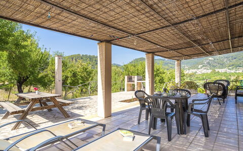 Es Puig Mancor: Table, Meubles, Propriété, Plante, Chaise, Ombre, Arbre, Design Intérieur, Mobilier De Jardin, Loisir