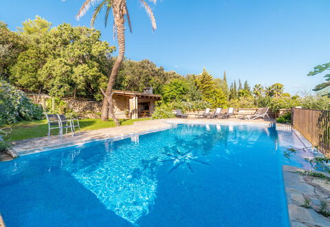 Can Ferre Nou: L'Eau, Plante, Ciel, Propriété, Piscine, Bleu Azur, La Nature, Arbre, Bâtiment, Végétation