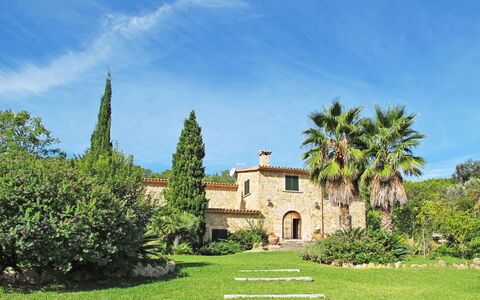 Can Segue: Propriété, Biens, Maison, Arbre, Bâtiment, Ciel, Herbe, Jardin, Immobilier, Domicile