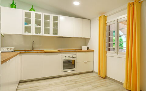 Ullastro Pollença: Cabinetry, Comptoir, Bâtiment, Cuisinière, Fenêtre, Appareil De Cuisine, Bois, Cuisine, Design Intérieur, Rideau