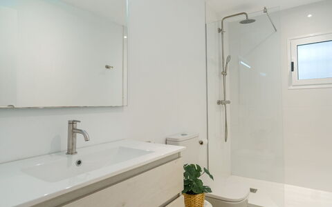 Ullastro Pollença: Plante, Luminaire Plomberie, Propriété, Robinet, Pot De Fleur, Tete De Douche, Baignoire, Design Intérieur, Salle De Bains