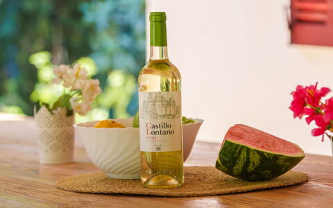 Ullastro Pollença: Bouteille, Plante, Aliments, Fleur, Bois, Vaisselle, Table, Bouteille En Verre, Ingrédient