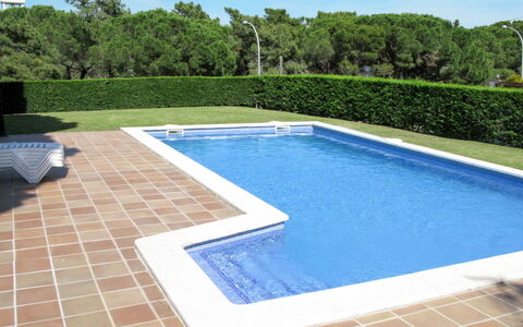 Golf Pals: Piscine, Composite, Mobilier De Jardin, Loisir, Jardin, Recours, Caractéristique De L'Eau, Aménagement Paysager, Tuile, Arrière-Cour