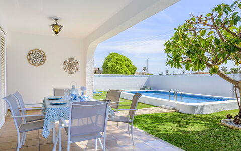 Villa Lolin: Table, Meubles, Jour, Plante, Ciel, Chaise, Ombre, Salon, Mobilier De Jardin, Sol