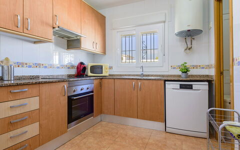 Villa Lolin: Comptoir, Cabinetry, Propriété, Meubles, Evier, Évier, Cuisine, Cuisinière, Appareil De Cuisine, Bois