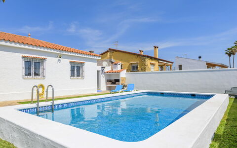 Villa Lolin: L'Eau, Nuage, Ciel, Plante, Bâtiment, Piscine, Fenêtre, Bleu Azur, Ombre, Plan D'Eau