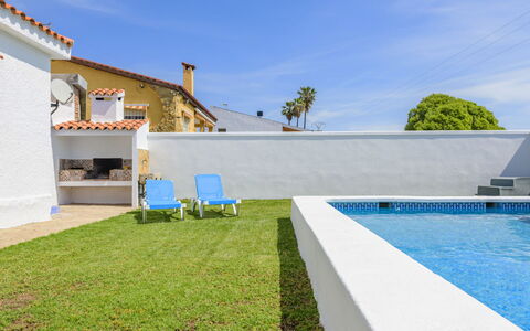 Villa Lolin: Ciel, Bâtiment, L'Eau, Nuage, Plante, Ombre, Mobilier De Jardin, Herbe, Piscine, Loisir
