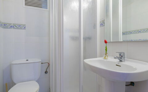 Villa Lolin: Miroir, Luminaire Plomberie, Robinet, Propriété, Évier, Lavabo, Blanc, Bleu, Violet, Salle De Bains