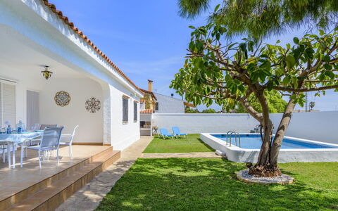 Villa Lolin: Plante, Ciel, Bâtiment, Ombre, Lot Terre, Mobilier De Jardin, Herbe, Loisir, Chaise, Arbre