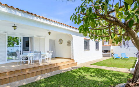 Villa Lolin: Ciel, Plante, Bâtiment, Propriété, Fenêtre, Porte, Ombre, Architecture, Lot Terre, Maison