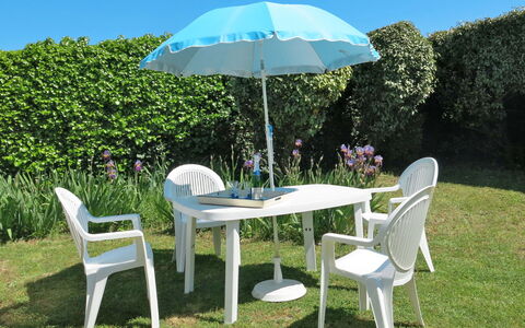 Ramoutier: Meubles, Table, Tableau De Plein Air, Mobilier De Jardin, Propriété, Parapluie, Herbe, Chaise, Patio, Maison