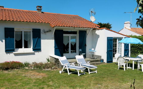 Ramoutier: Ciel, Bâtiment, Fenêtre, Propriété, Meubles, Plante, Bleu Azur, Maison, Porte, Chaise