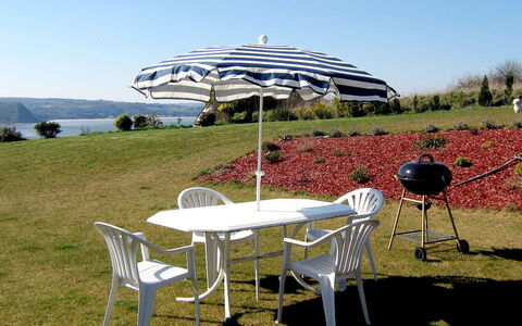 Belle Vue sur Mer: Parapluie, Meubles, Table, Chaise, Herbe, Loisir, Architecture, Ombre, Communauté Des Plantes, Arbre