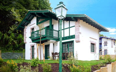 Saint-Jean-De-Luz 609: Plante, Ciel, Propriété, Bâtiment, Fenêtre, Maison, Lot Terre, Arbre, Architecture, Végétation