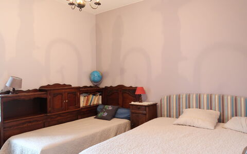 La Longère: Chambre, Pièce, Meubles, Lit, Propriété, Drap De Lit, Design Intérieur, Cadre De Lit, Mur, Literie